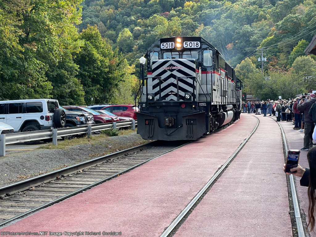 RBMN 5018 heading to the station at Jim Thorp